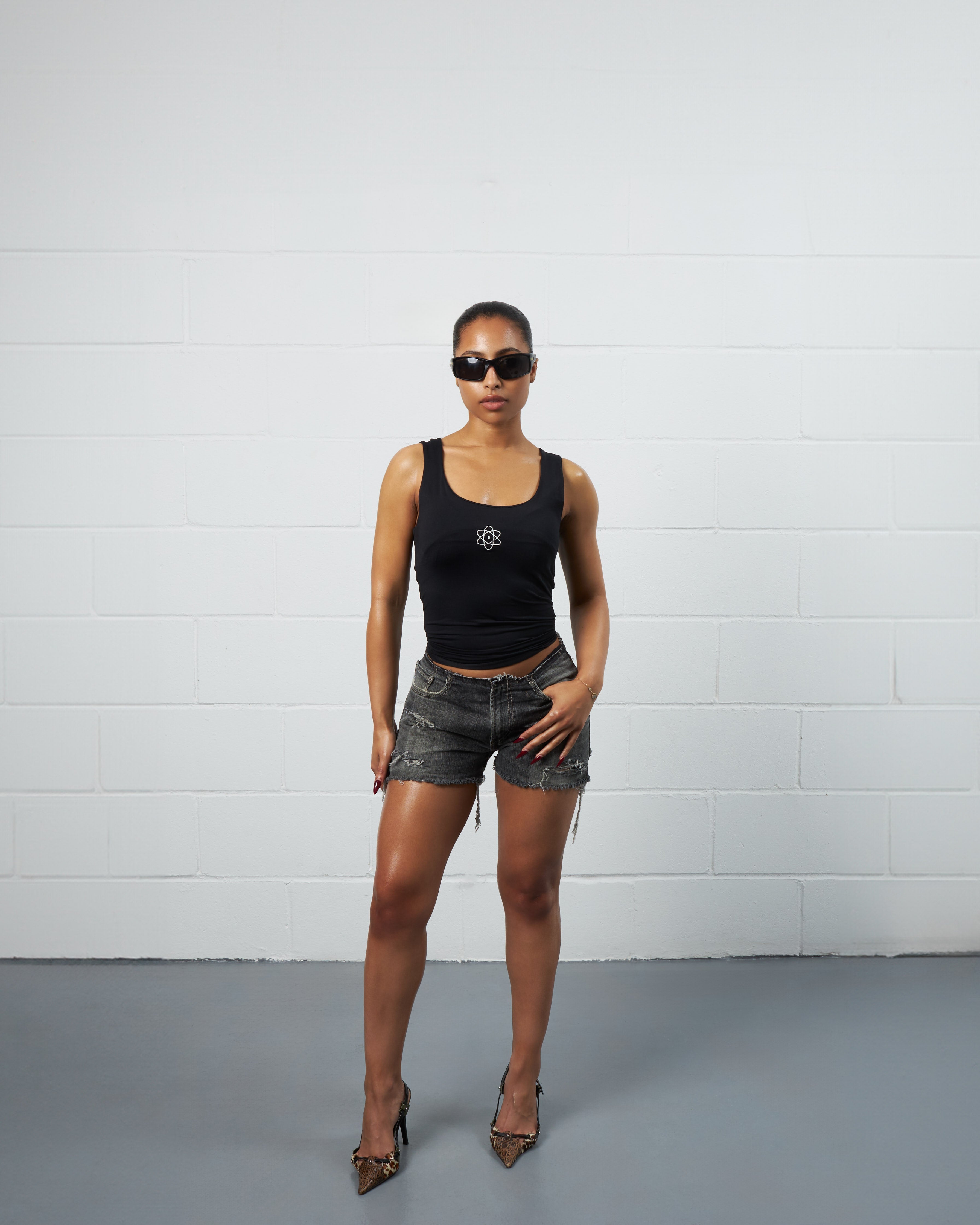 CHARCOAL NO-WAIST TRASHER DENIM HOT PANT-thumbmail-4