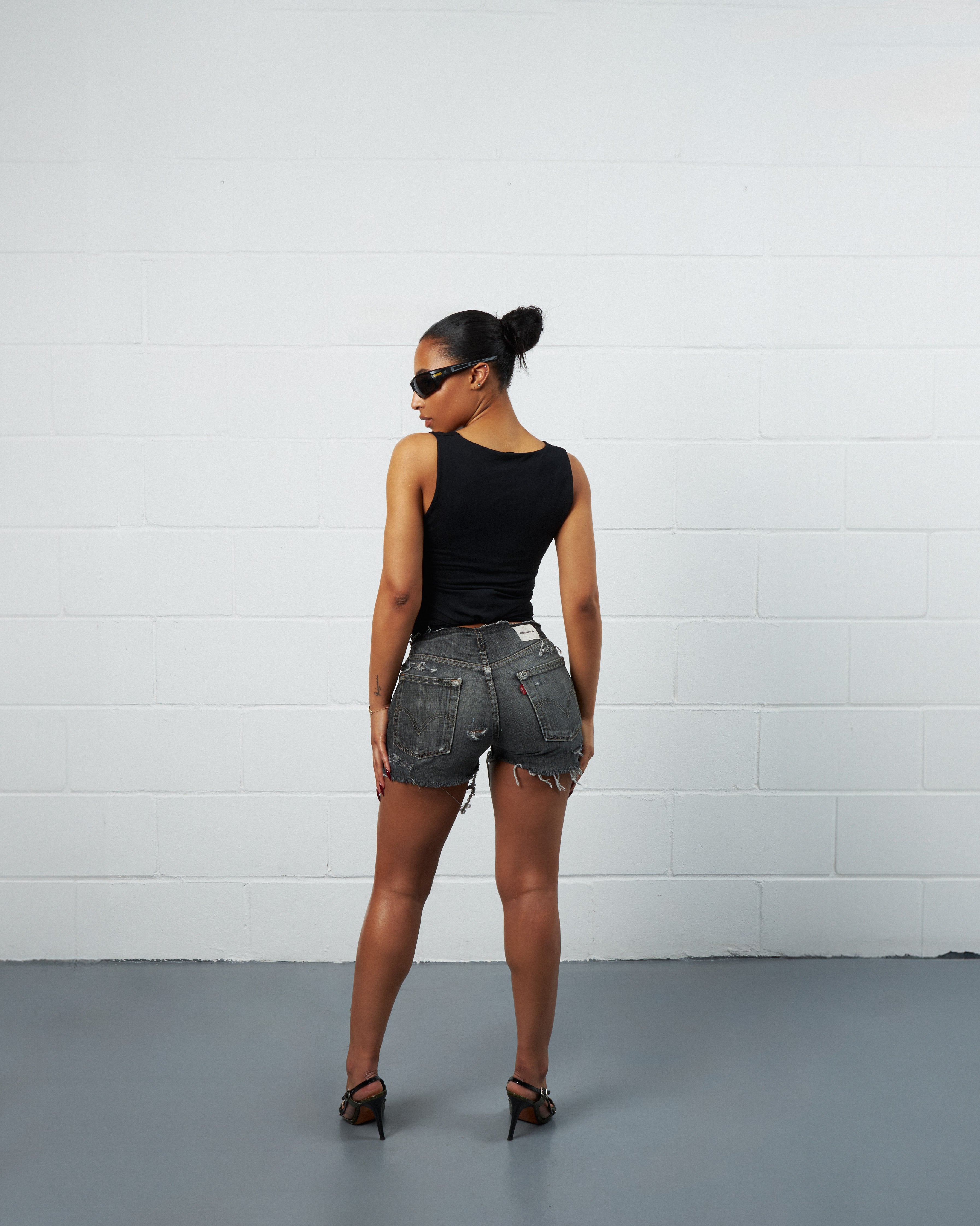 CHARCOAL NO-WAIST TRASHER DENIM HOT PANT-thumbmail-2